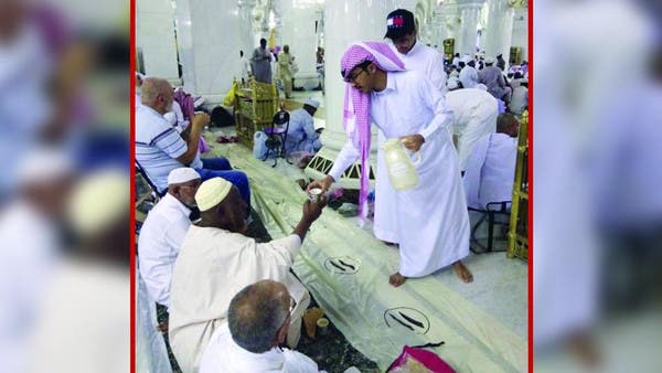 مکہ مکرمہ ‘ یونیورسٹی کے 200 رضاکار طلبہ معتمرین کی خدمت میں مصروف