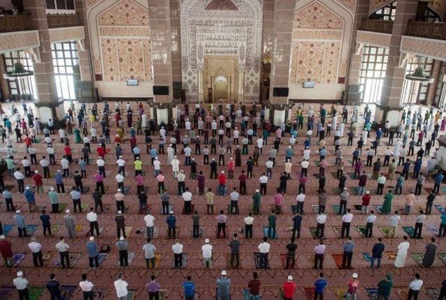 ملائیشیا میں بوسٹر ڈوز نہ لگوانے والوں کے مسجد میں داخلے پر پابندی