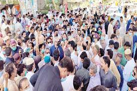 کوئٹہ : پانی کی عدم فراہمی پر شہریوں کا احتجاج، علمدار روڈ پر دھرنا دے دیا