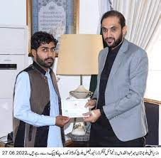 وزیر اعلی بلوچستان سے آتشزدگی کے شکار آئل ٹینکر کے ڈرائیور فیصل بلوچ کی ملاقات