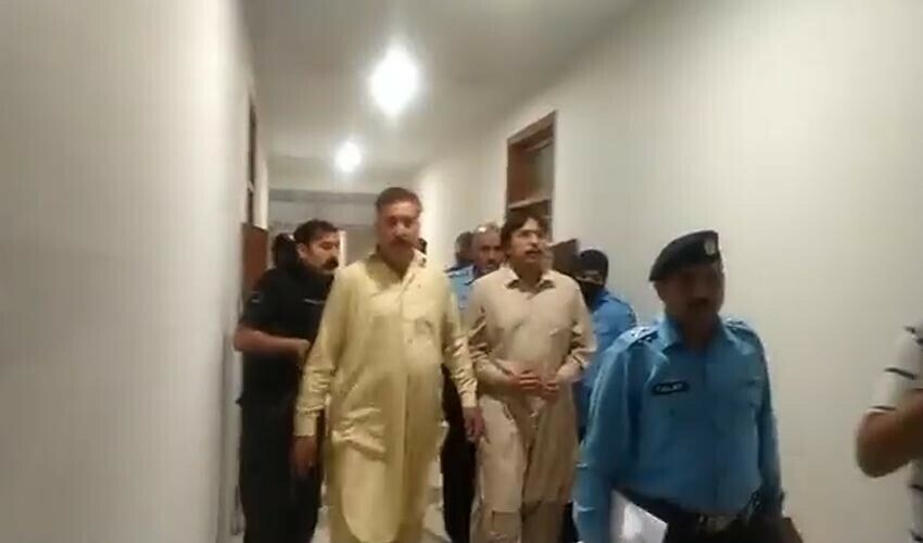 پولیس کا پارلیمنٹ لاجزمیں شہبازگل کے کمرے پر چھاپہ، اہم دستاویزات برآمد