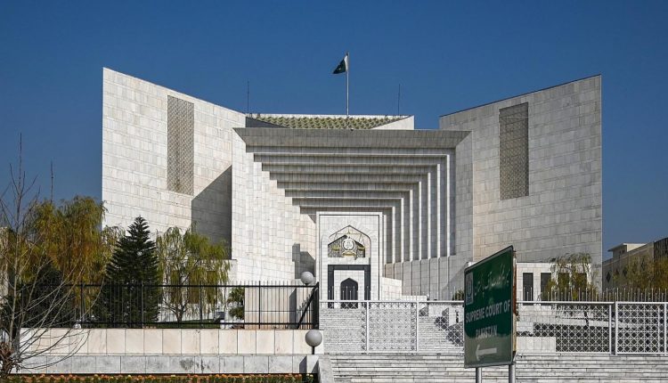 تحریک انصاف کے چئیرمین اور سابق وزیراعظم عمران خان نے نیب قانون میں نئی ترامیم کےخلاف ترمیمی درخواست سپریم کورٹ میں دائرکردی۔ عمران خان کی جانب سے دائر کی گئی درخواست میں مؤقف اختیار کیا گیا کہ چیئرمین نیب کی تقرری کا اختیار صدر سے لے کرحکومت کے حوالے کردیا گیا۔ انھوں نے کہا کہ اس کا مقصد نیب چیئرمین پراثرانداز ہونا ہے،حالیہ ترامیم سے وائٹ کالر کرائمزکوثابت کرنا ناممکن بنادیا گیا اور اس سے جعلی بینک اکاؤنٹس کیس کے ملزمان بری ہوجائیں گے۔ انھوں نے یہ بھی کہا کہ بےنامی دار کی تعریف تبدیل کرکے ان ملزمان کو فائدہ پہنچایا گیا جن کو مقدمات کا سامنا ہے۔ عمران خان نے نیب ترامیم کے ذریعے مخصوص افراد کو فائدہ پہنچانے کا الزام عائد کیا اور اس کوبنیادی حقوق سے متصادم قرار دیتے ہوئے کالعدم کرنے کی استدعا کی۔