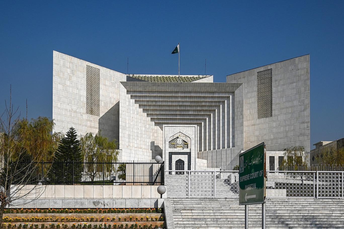تحریک انصاف کے چئیرمین اور سابق وزیراعظم عمران خان نے نیب قانون میں نئی ترامیم کےخلاف ترمیمی درخواست سپریم کورٹ میں دائرکردی۔ عمران خان کی جانب سے دائر کی گئی درخواست میں مؤقف اختیار کیا گیا کہ چیئرمین نیب کی تقرری کا اختیار صدر سے لے کرحکومت کے حوالے کردیا گیا۔ انھوں نے کہا کہ اس کا مقصد نیب چیئرمین پراثرانداز ہونا ہے،حالیہ ترامیم سے وائٹ کالر کرائمزکوثابت کرنا ناممکن بنادیا گیا اور اس سے جعلی بینک اکاؤنٹس کیس کے ملزمان بری ہوجائیں گے۔ انھوں نے یہ بھی کہا کہ بےنامی دار کی تعریف تبدیل کرکے ان ملزمان کو فائدہ پہنچایا گیا جن کو مقدمات کا سامنا ہے۔ عمران خان نے نیب ترامیم کے ذریعے مخصوص افراد کو فائدہ پہنچانے کا الزام عائد کیا اور اس کوبنیادی حقوق سے متصادم قرار دیتے ہوئے کالعدم کرنے کی استدعا کی۔