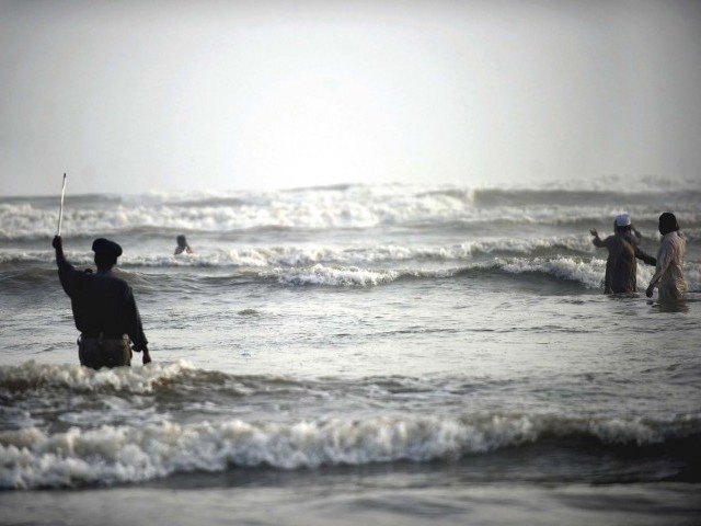 کراچی میں ساحلی مقامات پر دفعہ 144 نافذ، سمندر میں نہانے پر پابندی