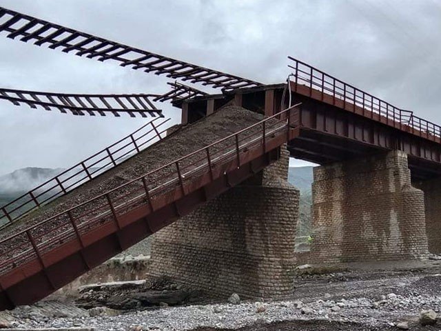ریلوے پل کا ایک حصہ ٹوٹ گیا، کوئٹہ اور سبی کے درمیان ٹرین آپریشن معطل
