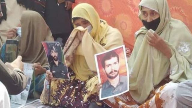 (انتخاب نیوز)وائس فار بلوچ مسنگ پرسنز کے چیرمین نصراللہ بلوچ نے کہا کہ صوبائی حکومت لاپتہ افراد کے مسئلے پر عدلیہ احکامات پر عمل درآمد نہیں کررہی ہے انہوں نے کہا کہ اکتوبر 2021 میں بلوچستان ہائی کورٹ نے صوبائی حکومت کو حکم دیا کہ وہ لاپتہ افراد کے مسئلے پر پارلیمانی کمیٹی بنائے جب صوبائی حکومت نے دو ماہ گزربے کے باوجود پارلیمانی کمیٹی نہ بنائی تو تنظیمی سطح پر انہوں نے ایم پی اے نواب محمد اسلم خان رئیسانی سے گزارش کی کہ وہ اس مسئلے کو صوبائی اسمبلی میں اٹھائے نواب صاحب نے دسمبر 2021 کو اس مسئلے پر صوبائی اسمبلی کے اجلاس میں بات کی جس پر وزیر اعلی اور وزیر داخلہ نے پارلیمانی کمیٹی بنانے کی یقین دھانی کرائی لیکن بعد میں صوبائی حکومت نے ہائی کورٹ کے حکم کے خلاف سپریم کورٹ میں اپیل دائر کی لیکن سپریم کورٹ نے بلوچستان ہائی کورٹ کے حکم کو برقرار رکھا اور صوبائی حکومت کو حکم دیا کہ لاپتہ افراد کے مسئلے کے حوالے سے بلوچستان ہائی کورٹ کے حکم کے مطابق پارلیمانی کمیٹی بنائے نصراللہ بلوچ نے کہا کہ صوبائی حکومت نے سپریم کورٹ کے حکم کے بعد رواں سال جولائی میں لاپتہ افراد مسئلہ پر پارلیمانی کمیٹی بنانے کا تو اعلان کیا لیکن اب تک نہ پارلیمانی کمیٹی کے ممبران کے ناموں کا اعلان کیا اور نہ ہی لاپتہ افراد کے اہلخانہ کو کمیٹی کے حوالے معلومات فراہم کیا جارہا ہے جس کی وجہ سے لاپتہ افراد کے اہلخانہ شدید زہنی اذیت میں مبتلا ہے اسلیے ہم صوبائی حکومت سے مطالبہ کرتے ہیں کہ وہ لاپتہ افراد کے مسئلے پر اعلان کردہ پارلیمانی کمیٹی کے ممبران کا فوری طور پر اعلان کرے,تاکہ پارلیمانی کمیٹی بلوچستان ہائی کورٹ کے حکم کے مطابق لاپتہ افراد کی اہلخانہ کے بیانات ریکارڈ اور انکو درپش مشکلات کیحل کیحوالے سے اقدامات اٹھانے کی شفارش کرسکے۔