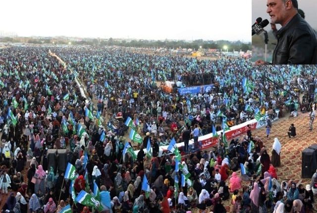 کراچی: جماعت اسلامی کی جانب سے کراچی سے تین کروڑ سے زائد عوام کے جائز و قانونی حقوق کے حصول اور گھمبیر مسائل کے حل کے لیے ”اعلان کراچی“ جاری کردیا۔ امیر جماعت اسلامی کراچی اور حق دو کراچی تحریک کے قائد حافظ نعیم الرحمن نے اتوار کو باغ جناح میں منعقدہ جلسے میں اعلان کراچی، خواتین چارٹر اور وژن 2023-2027 کے اہم نکات پیش کیے اور وفاقی و صوبائی حکومتوں سے اہل کراچی کے حقوق اور شہر ی و بلدیاتی اداروں کے اختیارات و وسائل دینے اور الیکشن کمیشن سے 15 جنوری کو بلدیاتی انتخابات کرانے اور فوج اور رینجرز کے اہلکاروں کو پولنگ اسٹیشن کے باہر اسٹیٹک پوزیشن پر تعینات کرنے کا مطالبہ کیا۔ جلسے میں شہر بھر سے بڑی تعداد میں مرد وخواتین، بچے، بزرگ، نوجوان، طلبہ و اساتذہ، علماء کرام، تاجر بردری، مزدور، وکلاء، ڈاکٹرز، انجینئرز، سول سوسائٹی و اقلیتی کمیونٹی کے نمائندے اور جماعت اسلامی کے بلدیاتی امیدواران شریک ہوئے۔ جلسے سے خطاب کرتے ہوئے حافظ نعیم الرحمان نے کہا کہ بلدیاتی انتخابات میں کامیابی کے بعد آئندہ 4 سالوں میں ہر ضلع میں ایک بڑا اسپتال، ہر ٹاؤن میں چیسٹ پین سینٹرز، پیچیدہ بیماریوں کے لیے مہنگے ٹیسٹ رعایتی بنیادوں پر کروانے کے لیے ڈائیگناسٹک سینٹرز قائم کیے جائیں گے۔ طالبات کے لیے یونیورسٹیاں، طلبہ کی تکنیکی تعلیم کی فراہمی کے لیے اداروں کا قیام، روزگار میں معاونت،شہر کے لیے شایان شان جامع ماس ٹرانزٹ پروگرام، فلائی اوورز‘ انڈر پاسز، دو منزلہ سڑکیں، لا ئٹ ریل، سرکلر ریلوے کے علاوہ ہزاروں جدیدبسیں اور سڑکوں کی بحالی وژن 2023-2027 پروگرام کا حصہ ہوں گے ۔ انہوں نے کہا کہ K-4 منصوبہ کے 650 ملین گیلن پانی فراہمی منصوبے کے تینوں فیز اور نکاسی آب کا منصوبہ S-3 مکمل کیا جائے گا ۔صنعتی اور تجارتی مراکز میں ہنگامی اور ترجیحی بنیادوں پر انفر اسٹرکچر کو بحال، پانی اور سیوریج کا نظام، گیس اور بجلی کی بلاتعطل فراہمی کے لیے جدوجہد کی جائے گی۔ حافظ نعیم نے کہا کہ خواتین کے لیے محفوظ، سستی اور باعزت ٹرانسپورٹ، خواتین مراکز، ورکنگ ویمن کو تحفظ اور برابری کی سطح پر تنخواہ، ہر محلہ میں فیملی پارک، گھریلو مسائل کے حل کے لیے یوسی کی سطح پر پنچائیت کا نظام، خواتین کے لیے باعزت تعلیم و روزگار کا انتظام، خواتین کی بنیادی صحت کے لیے ڈسپنسریز کا قیام عمل میں لایا جائے گا۔ امیر جماعت اسلامی کراچی نے مطالبہ کیا کہ شہر کراچی وفاقی حکومت کو اس کے بجٹ کا تقریباََ 55 فیصد اور حکومت سندھ کو تقریباََ 95 فیصد ادا کرتا ہے جبکہ خرچ 2 فیصد بھی نہیں ہوتا۔ کراچی سے جمع شدہ ریونیو کا کم از کم 15 فیصد حصہ شہر پر خرچ کیا جائے۔ کراچی کو میگا سٹی گورنمنٹ کی خصوصی حیثیت دیتے ہوئے بااختیار بلدیاتی نظام دیا جائے۔ سہولیات فراہم کرنے والے تمام ترقیاتی ادارے بشمولLARP, LDA, MDA, KDA کو بلدیہ کراچی کے ماتحت کیا جائے۔ انہوں نے کہا کہ فوری طور پر کراچی کی درست مردم شماری کرائی جائے۔ کراچی کی ساڑھے 3 کروڑ آبادی کے لحاظ سے کراچی کی قومی اور صوبائی اسمبلی کی نشستیں اوریونین کونسلوں کی تعداد متعین کی جائیں، کوٹہ سسٹم فوری طور پر ختم کیا جائے اور ہر سطح پر داخلے اور نوکریاں صرف اور صرف میرٹ کی بنیاد پر دی جائیں۔ جماعت اسلامی کراچی نے مطالبہ کیا کہ سرکاری اداروں میں کراچی کے نوجوانوں کو نوکریاں دی جائیں۔ کراچی کی اسامیوں پر جعلی ڈومیسائل کی بنیاد پر بھرتیاں بند کی جائئیں اور کراچی کے اداروں میں مقامی افراد کو اسامیوں پر تعینات کیا جائے۔ حافظ نعیم الرحمان نے مزید کہا کہ آج عوام نے ثابت کر دیا ہے کہ شہر کراچی نئے دور میں داخل ہو گیا ہے، یہ شہر اب شہر کھنڈرات میں تبدیل نہیں ہوگا، اس شہر کو وارث مل گئے ہیں، جماعت اسلامی اس شہر کو تعمیر و ترقی کی شاہراہ پر ڈالے گی، آج کراچی کی خواتین نے بھی نئی تاریخ رقم کی ہے، عوام کو حق دیا جائے کہ وہ اپنی مرضی سے اپنے نمائندے منتخب کریں، جوڑ توڑ کی سیاست ختم کی جائے، کراچی کے عوام کو تحفظ دیا جائے، حکمران اگر عوام کی حفاظت نہیں کر سکتی تو عوام کو اجازت دی جائے کہ وہ اسلحے کا لائسنس حاصل کریں۔ انہوں نے اعلان کیا کہ جماعت اسلامی عوام کے تحفظ کے لیے محلہ کمیٹیاں تشکیل دے گی، اب ہم تقسیم نہیں ہوں گے بلکہ شہر کے سارے لوگ مل کر ایک دوسرے کی حفاظت کریں گے، حافظ نعیم نے یہ بھی مطالبہ کیا کہ کراچی کو اسٹریٹ کرائم سے پاک کرنے کے لیے رینجرز کو اختیارات دیے جائیں۔