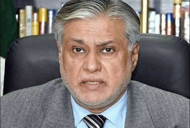 اسلام آباد: وزیرخزانہ اسحاق ڈار نے کہا ہے کہ پاکستان کی معاشی ترقی اللہ تعالیٰ کے ذمے ہے۔ اسلام آباد میں گرین لائن ٹرین کی افتتاحی تقریب سے خطاب میں وزیرخزانہ اسحاق ڈار نے کہا کہ پاکستان معاشی دلدل میں ہے۔ انشا اللہ اس دلدل سے نکل جائیں گے۔ اسحاق ڈار کا مزید کہنا تھا کہ اللہ تعالیٰ نے پاکستان کو دنیا میں رہنے کے لیے قائم کیا ہے۔ یہ واحد ملک ہے جو کلمہ طیبہ کے نام پر بنا تھا حتی کہ سعودی عرب بھی کلمہ شریف کے نام پر نہیں بنا۔ اگر اللہ نے پاکستان بنایا ہے تو اس کی حفاظت ، ترقی اور خوشحالی بھی اللہ تعالیٰ کے ذمے ہے۔ بطور قوم ہمیں سخت محنت کرنا ہوگی۔ وزیر خزانہ کا مزید کہنا تھا کہ 5 سال میں پاکستان کی معیشت تباہ کی گئی مگر اتحادی جماعتوں کی حکومت اگلے انتخابات تک بہتری لانے کی خواہاں ہے۔ پانچ سال میں پاکستان کی معیشت تباہ کی گئی مگر اتحادی جماعتوں کی حکومت اگلے عام انتخابات تک بہتری لانے کی خواہاں ہے۔ انہوں نے کہا کہ قوم کی بدقسمتی ہے کہ 2018 کے پانچ سال بعد ہم کہاں کھڑے ہیں۔ اس کی پوری طرح تحقیقات اور احتساب ہونا چاہیے۔ وزیراعظم شہبازشریف چیلنجز سے لڑ رہے ہیں۔ آج پاکستان ڈان اور پاناما ڈرامے کو بھگت رہا ہے۔