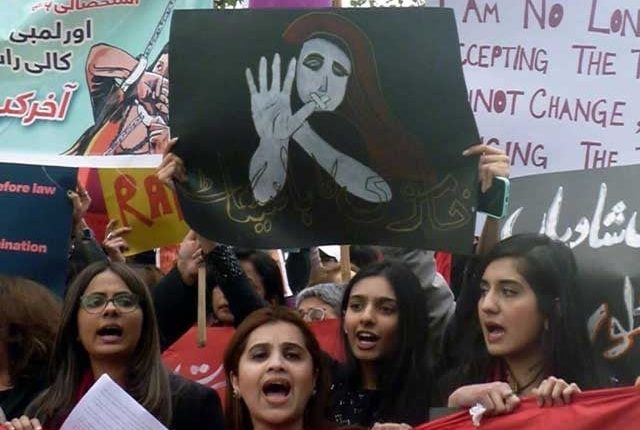 عورت مارچ پر پابندی کی استدعا مسترد، درخواست گزار پر جرمانہ بھی عائد
